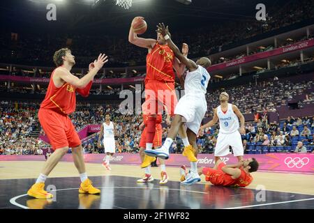 LONDON OLYMPIC GAMES 2012 - NORTH GREENWICH ARENA , LONDRA (ENG) - 08/08/2012 - FOTO : POOL / KMSP / DPPI BASKETBALL MEN - QUARTERFINAL - FRANCIA V SPAGNA - PAU GASOL (ESP) - MARC GASOL (ESP) - FLORENT PIETRUS Foto Stock