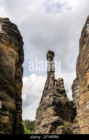 Arrampicatori su una colonna di roccia in Montagne di Elbsandstone nella Svizzera sassone Foto Stock