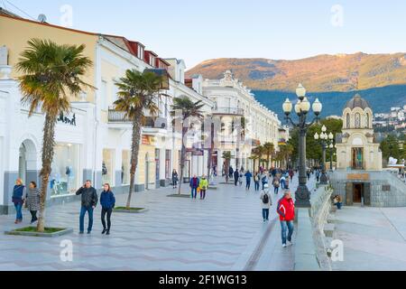 Persone che camminano, argine, Yalta, Crimea Foto Stock