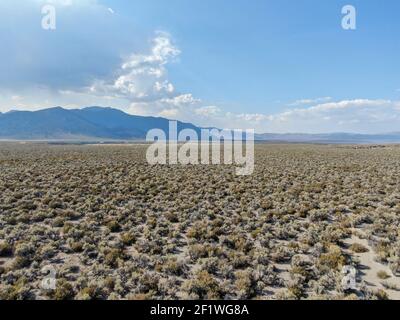 Vista aerea della terra desertica e secca polverosa e della montagna Lo sfondo di Lee Vining Foto Stock