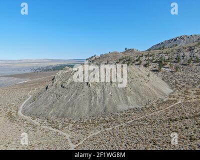 Vista aerea della terra desertica e secca polverosa e della montagna Lo sfondo di Lee Vining Foto Stock