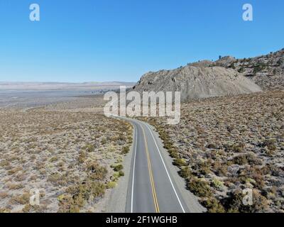 Vista aerea della strada asfaltata in mezzo alla polvere Terra desertica asciutta in Lee Vining Foto Stock