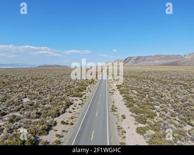 Vista aerea della strada asfaltata in mezzo alla polvere Terra desertica asciutta in Lee Vining Foto Stock