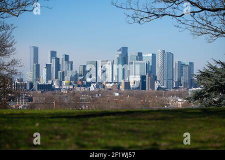 CANARY WHARF, LONDRA - 9 MARZO 2021: Una vista panoramica del molo delle Canarie a Londra, in una giornata di primavera limpida e soleggiata. Foto Stock