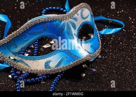 Blue Carnival Mask con cordoni e Confetti Foto Stock