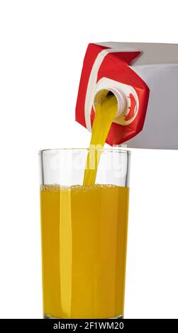 Versare il succo d'arancia dal flacone in un bicchiere Foto Stock