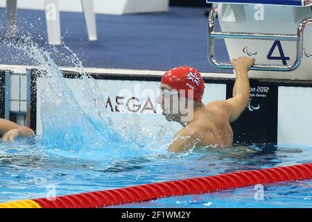 LONDRA 2012 - PARALIMPIADI - GIORNO 1 - 30/08/2012 - FOTO EDDY LEMAISTRE / KMSP / DPPI - NUOTO - FINALE - UOMINI 100 M BACKSTROKE - JONATHAN FOX (GBR) È CAMPIONE PARALIMPICO E MEDAGLIA D'ORO Foto Stock