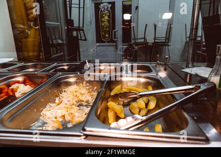 Marmite con cibo nella sala da pranzo carote coreane crauerkraut patate Foto Stock