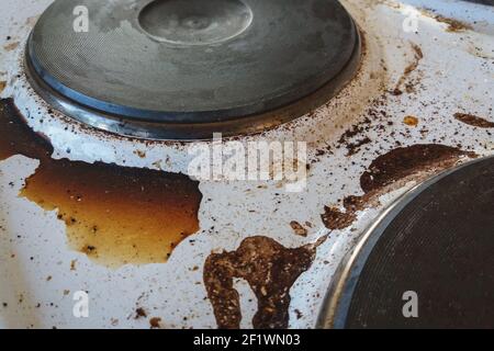 Stufa elettrica sporca con macchie di caffè bruciato Foto Stock