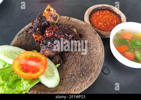 SOP Buntut Bakar, zuppa Oxtail Grill, piatti indonesiani, Cirebon, Indonesia Foto Stock