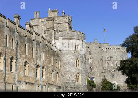 Le mura esterne e la Torre rotonda del Castello di Windsor, e residenza ufficiale della Regina Elisabetta II, Windsor, Berkshire, Inghilterra, Regno Unito Foto Stock