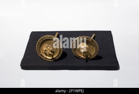Cuffie auricolari in oro raffiguranti un uccello. Cultura Chimu. 1000 AC. Costa del Nord, Perù. Museo delle Americhe, Madrid, Spagna Foto Stock