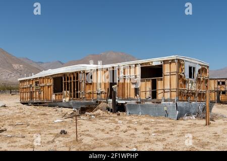 Case abbandonate e camper rimorchio nel mezzo del deserto Foto Stock