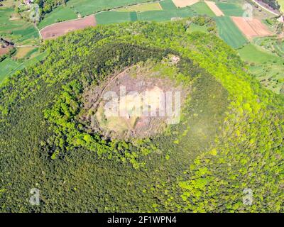 Il Vulcano Santa Margarida è un vulcano estinto della comarca di Garottxa, Catalogna, Spagna. Foto Stock