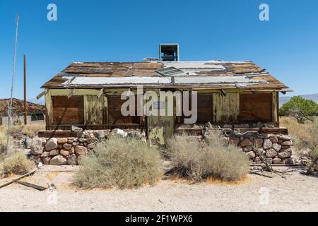 Case abbandonate e camper rimorchio nel mezzo del deserto Foto Stock