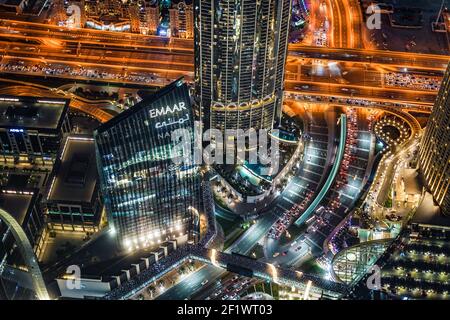 Vista notturna di Dubai vista dalla piattaforma di osservazione di Burj Khalifa Foto Stock
