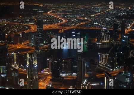 Vista notturna di Dubai vista dalla piattaforma di osservazione di Burj Khalifa Foto Stock