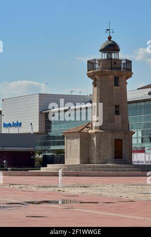 Antico faro nel porto di El Grao, lungomare della città di Castellon, Comunità Valenciana, Spagna, Europa Foto Stock