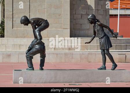 Statue di bambini che giocano a cavallo a El Grao della città di Castellón de la Plana, Comunità Valenciana, Spagna, Europa Foto Stock