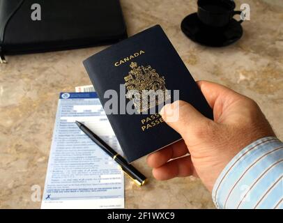 Uomo d'affari in possesso di passaporto canadese Foto Stock