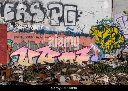 Southend on Sea skyline graffiti sul derelict Stambridge Mill, sul fiume Roach a est di Rochford. Niente di sbagliato con il soleggiato slogan Southend Foto Stock