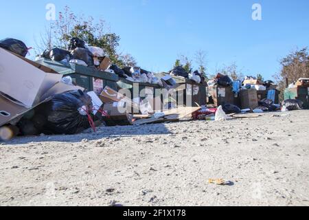 Burke County, GA USA - 12 27 20: Scarico locale traboccante di rifiuti di Natale e vista terra rifiuti Foto Stock