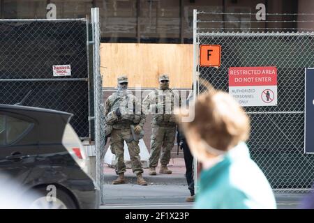 Minnesota, Stati Uniti. 9 marzo 2021: Minneapolis, Minnesota, USA: Stand della Guardia Nazionale nel perimetro del Centro governativo della Contea di Hennepin recinto il secondo giorno di selezione della giuria, per il processo ex ufficiale di polizia di Minneapolis Chauvin. Chauvin è accusato di omicidio nella morte di Floyd durante un arresto nel maggio del 2020. Credit: Chris Juhn/ZUMA Wire/Alamy Live News Foto Stock