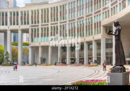 tokyo, giappone - marzo 08 2021: Statua di una donna che tiene una colomba di nome habataki o ali che battono lo scultore giapponese Yasutake Funakoshi al P del cittadino Foto Stock