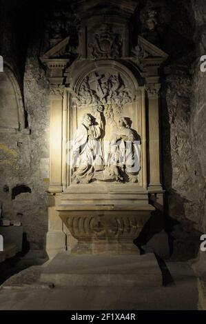 Alter di pietra scolpita con figurine nella cripta di Abbaye St-Victor, Marsiglia, Bocche del Rodano, Provenza-Alpi-Costa Azzurra, Francia Foto Stock