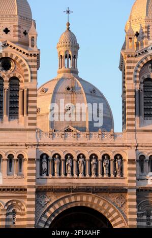 Nouvelle Cathédrale de la Major con sculture di santi sulla facciata, Marsiglia, Bocche del Rodano, Provenza-Alpi-Costa Azzurra, Francia Foto Stock