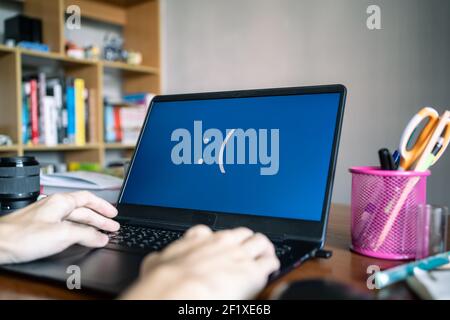 Il computer portatile mostra lo schermo blu si è verificato un errore di sistema Foto Stock