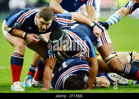 Benjamin Kayser, Thierry Dusautoir, Yoann Huget fanno un ruck durante la partita di prova di rugby Union 2013 tra Francia e Nuova Zelanda il 9 novembre 2013 a Saint Denis, Francia. Foto Philippe Millereau / KMSP / DPPI Foto Stock