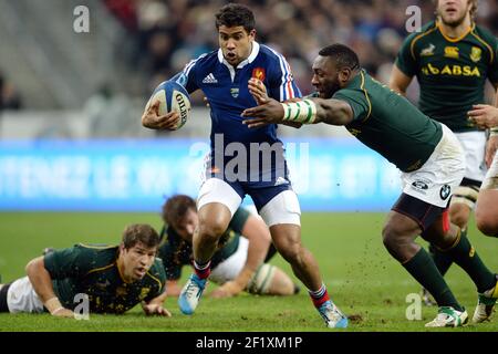 Il francese Wesley Fofana corre con la palla contro il sudafricano Tendai Mtawarira durante il campionato internazionale di rugby 2013 tra Francia e Sud Africa il 23 novembre 2013 allo Stade de France di Saint-Denis, Francia. Foto Philippe Millereau / KMSP / DPPI Foto Stock