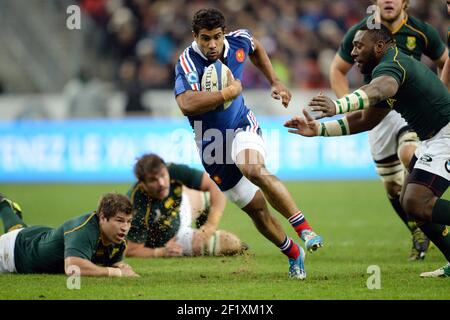 Il francese Wesley Fofana corre con la palla contro il sudafricano Tendai Mtawarira durante il campionato internazionale di rugby 2013 tra Francia e Sud Africa il 23 novembre 2013 allo Stade de France di Saint-Denis, Francia. Foto Philippe Millereau / KMSP / DPPI Foto Stock