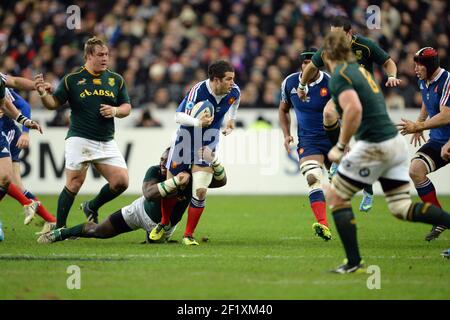 Il francese Brice Dulin viene affrontato dal sudafricano Tendai Mtawarira durante il campionato internazionale di rugby di autunno 2013 tra Francia e Sud Africa il 23 novembre 2013 allo Stade de France di Saint-Denis, Francia. Foto Philippe Millereau / KMSP / DPPI Foto Stock