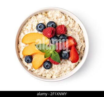 Farinata d'avena preparata con frutta e bacche Foto Stock