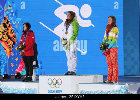 Sci Alpino Gigante Slalom Podium, Anna Fenninger dall'Austria, medaglia d'argento, Tina Maze dalla Slovenia, medaglia d'oro e Viktoria Repensburg dalla Germania, medaglia di bronzo, alle medaglie del posto durante i XXII Giochi Olimpici invernali di Sotchi 2014, giorno 12, il 19 febbraio 2014 a Sochi, Russia. KMSP / DPPI della piscina fotografica Foto Stock