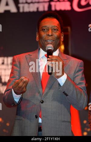 Brasile ex giocatore Pele Edson Arantes do Nascimento durante il FIFA World Cup 2014 Trophy Tour il 10 marzo 2014 a Parigi, Francia. Foto Julien Crosnier / KMSP / DPPI Foto Stock