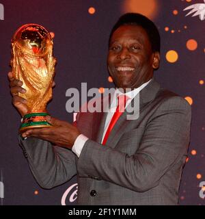 Brasile ex giocatore Pele Edson Arantes do Nascimento durante il FIFA World Cup 2014 Trophy Tour il 10 marzo 2014 a Parigi, Francia. Foto Julien Crosnier / KMSP / DPPI Foto Stock