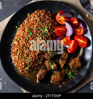 Semina di grano saraceno cotta al forno con gulasch di manzo Foto Stock