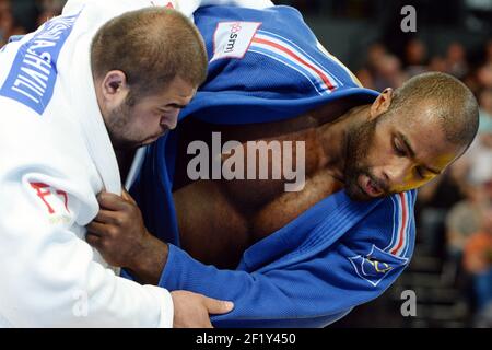 Teddy Riner (+ 100kg) dalla Francia compete contro Adam Okruashvili dalla georgia durante la finale dei Campionati europei, il 26 aprile 2014, presso la Park&Suites Arena di Montpellier, Francia, Teddy Riner prende la medaglia d'oro. Foto Philippe Millereau / KMSP / DPPI Foto Stock