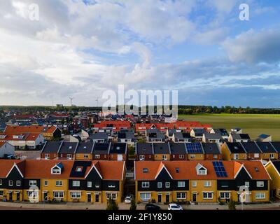 La vista dall'alto del Villaggio della casa dalla presa Drone nell'aria della casa e' sul tetto marrone di Urk paesi bassi Flevoland Foto Stock