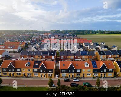La vista dall'alto del Villaggio della casa dalla presa Drone nell'aria della casa e' sul tetto marrone di Urk paesi bassi Flevoland Foto Stock