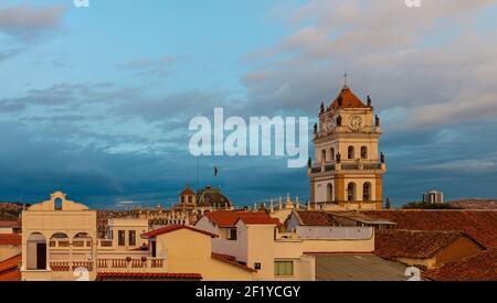 Paesaggio urbano del tramonto della città di Sucre con la torre della cattedrale, Bolivia. Foto Stock