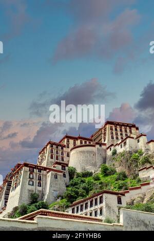 Potala Palace è l'edificio più alto del mondo, che integra palazzi, castelli e monasteri. Foto Stock