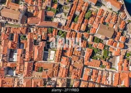 Foto aerea di droni in alto di case residenti Dubrovnik città vecchia Dentro le mura della città in Croazia estate Foto Stock