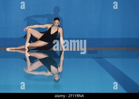 Prima sessione di allenamento di Virginie Dedieu per la sua rimonta in duo misto sincronizzato nuoto, all'INSEP di Parigi il 18 marzo 2015 - Foto Philippe Millereau / KMSP / DPPI Foto Stock