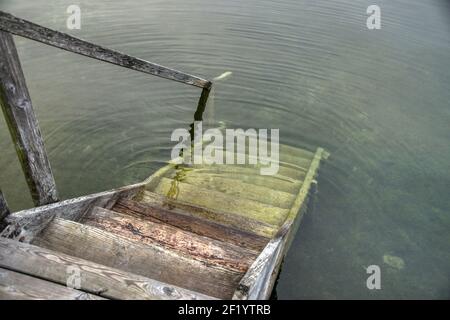 Un'antica scalinata in legno con una ringhiera resistente alle intemperie il subacqueo Foto Stock