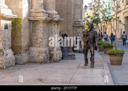 L'Avana Cuba. 25 novembre 2020: Statua di bronzo del Cavaliere di Parigi, a l'Avana Vecchia, di fronte al monastero di San Francisco de Asis Foto Stock