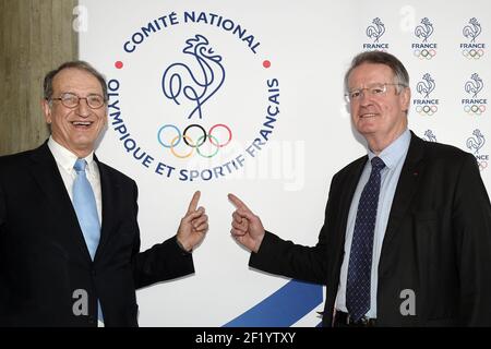 Il presidente francese del NOC France, Denis Massiglia e Bernard Lapasset, presidente dell'Associazione delle ambizioni olimpiche di Parigi 2024, durante la presentazione del nuovo logo del Comitato Olimpico Nazionale Francese (CNOSF), a Parigi, Francia, il 14 aprile 2015. Foto Philippe Millereau / KMSP / DPPI Foto Stock